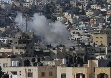 Katil İsrail ordusu Batı Şeria'nın Nablus kentinde bir Filistinlinin evini yıktı