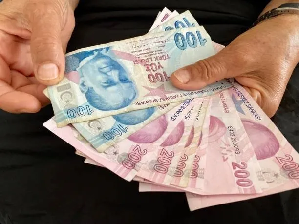 Emeklinin zamlı maaşı netleşti! Ek ödeme tutarları e-Devlet’te! Kim ne kadar maaş alacak? SSK, Bağ-Kur, memur emeklisi...
