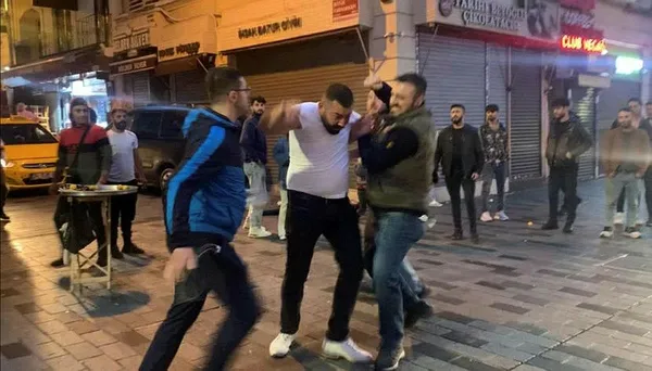 1685428487493.jpeg İstiklal Caddesi'nin ortasında bayıltan dayak! Tekme tokat birbirlerine girdiler - 1