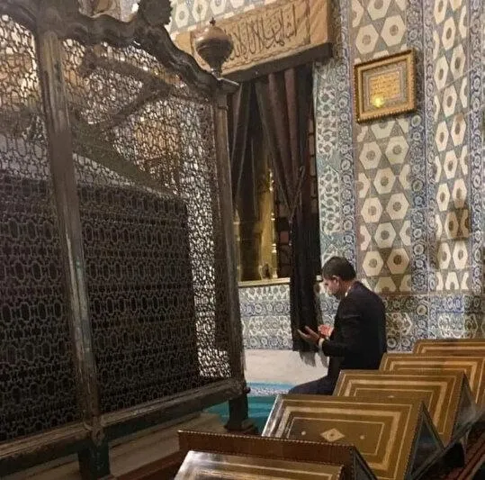 Cumhur İttifakı’nın İBB Başkan Adayı Murat Kurum sabah namazını Eyüpsultan’da kıldı