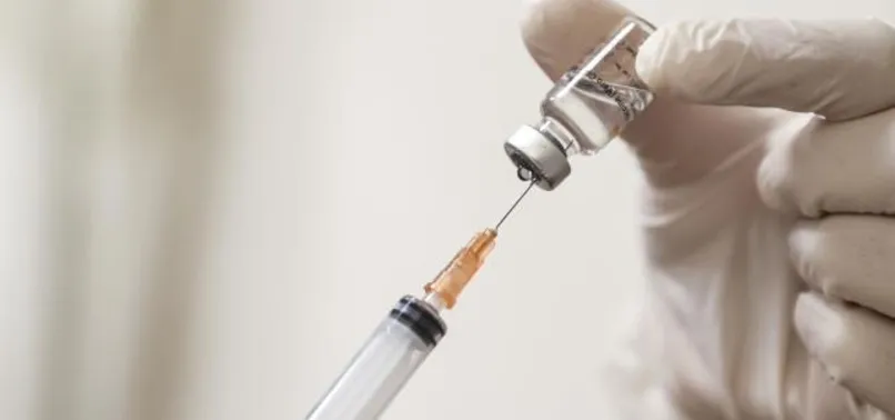 İki doz aşıyı farklı markalarda yaptırmak doğru mu? AstraZeneca ve Pfizer/BioNTech karışımı daha fazla antikor üretiyor iddiası!