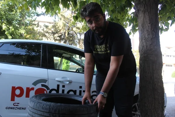 gaziantepte-otomobile-30-saniyede-30-bin-liralik-zarar-verdi-1659264068669.jpg Gaziantep’te otomobile 30 saniyede 30 bin liralık zarar verdi - 3