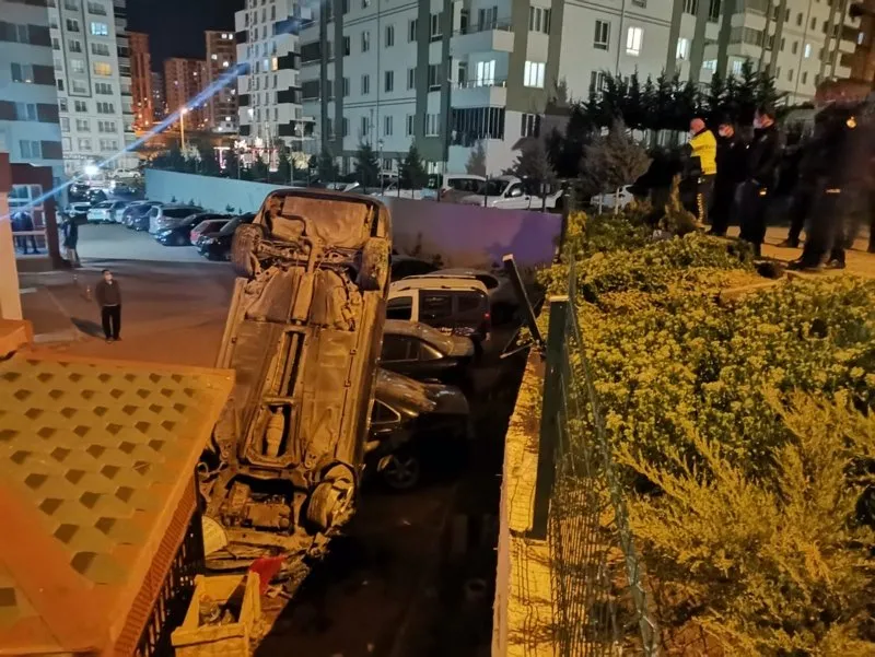 kaza otoparka dusen otomobil dik durdu