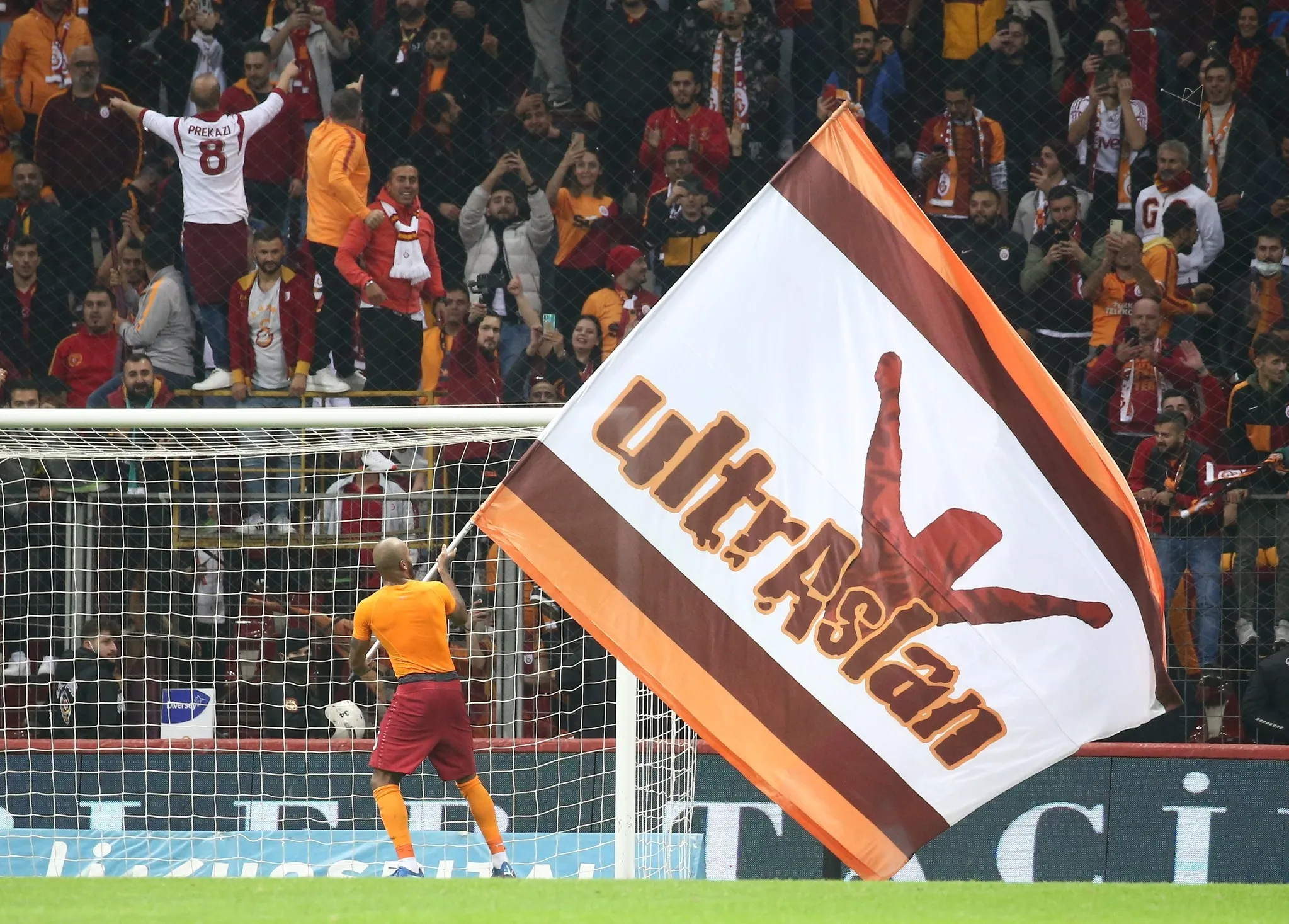 Bayrağı kaptı Galatasaray tribünlerine koştu! Gaziantep maçı sonrası Marcao taraftarlara 3'lü çektirdi