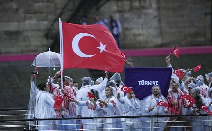 Paris'te millilerimiz sahnede! Ay yıldızlı bayrağımız geçit yaptılar | Törenden guru dolu anlar
