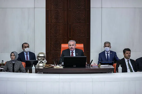 Son dakika: TBMM'de 23 Nisan Özel Oturumu'nda gülümseten anlar! Mustafa Şentop'tan Özgür Özel muhalefet esprisi - 4