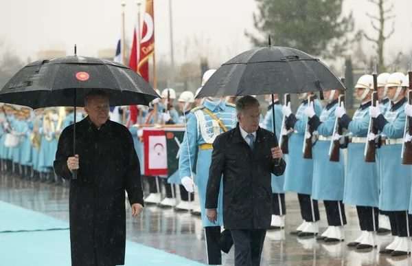 Karşılama töreninde ıslanmıştı: Başkan Erdoğan’dan Fin gazeteciye ayakkabı hediyesi
