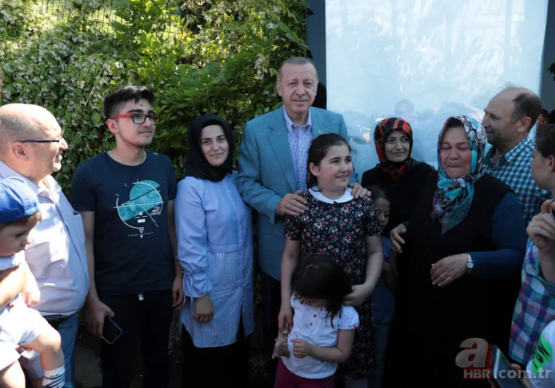 Başkan Erdoğan, 15 Temmuz Şehitler Makamı’nda vatandaşlarla sohbet ederek fotoğraf çektirdi 9