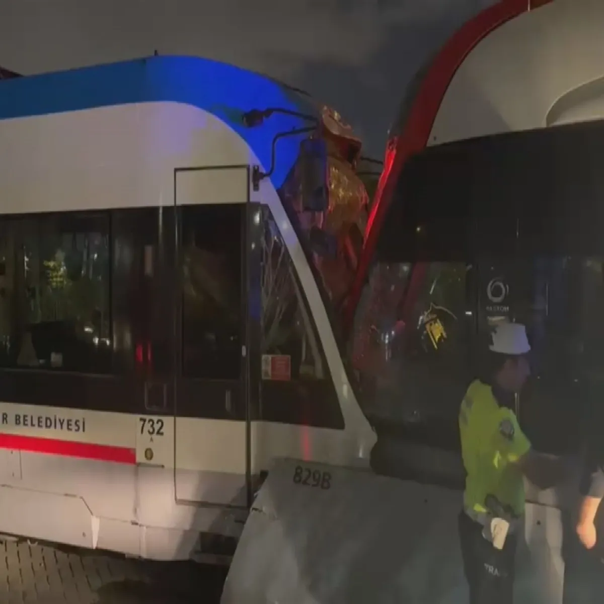 Zeytinburnu’nda iki tramvay kafa kafaya çarpıştı