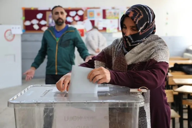 Türkiye yerel yöneticilerini seçiyor! Önce belediye başkanlığı pusulaları sayılacak