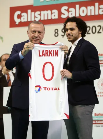 baskan-erdogan-larkine-milli-takim-formasi-hediye-etti-1581193632672.jpg Başkan Erdoğan, Larkin'e milli takım forması hediye etti - 1