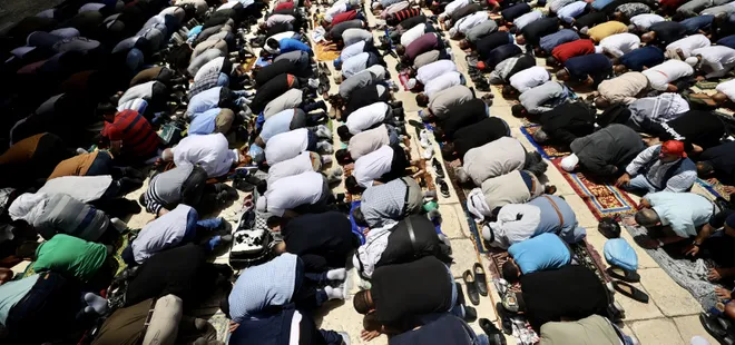 Filistin halkından İsrail’e net mesaj! 160 bin kişi Mescid-i Aksa akın etti