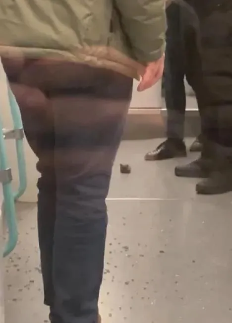 1700943648247.jpeg Zeytinburnu'nda tramvaya taşlı saldırı! T1 Kabataş-Bağcılar seferini yapan tramvay servis dışı - 2