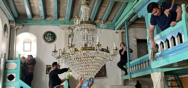 Üniversite öğrencileri camileri temizledi