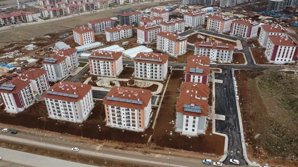 Asrın felaketinde binlerce bina yıkılmıştı! Uluslararası gazeteciler izlenimlerini aktardı: Depreme dayanıklı modern bina ve tesislerin kurulması takdire şayan