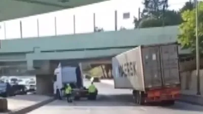 Sabıkalı üst geçitte yeniden kaza!