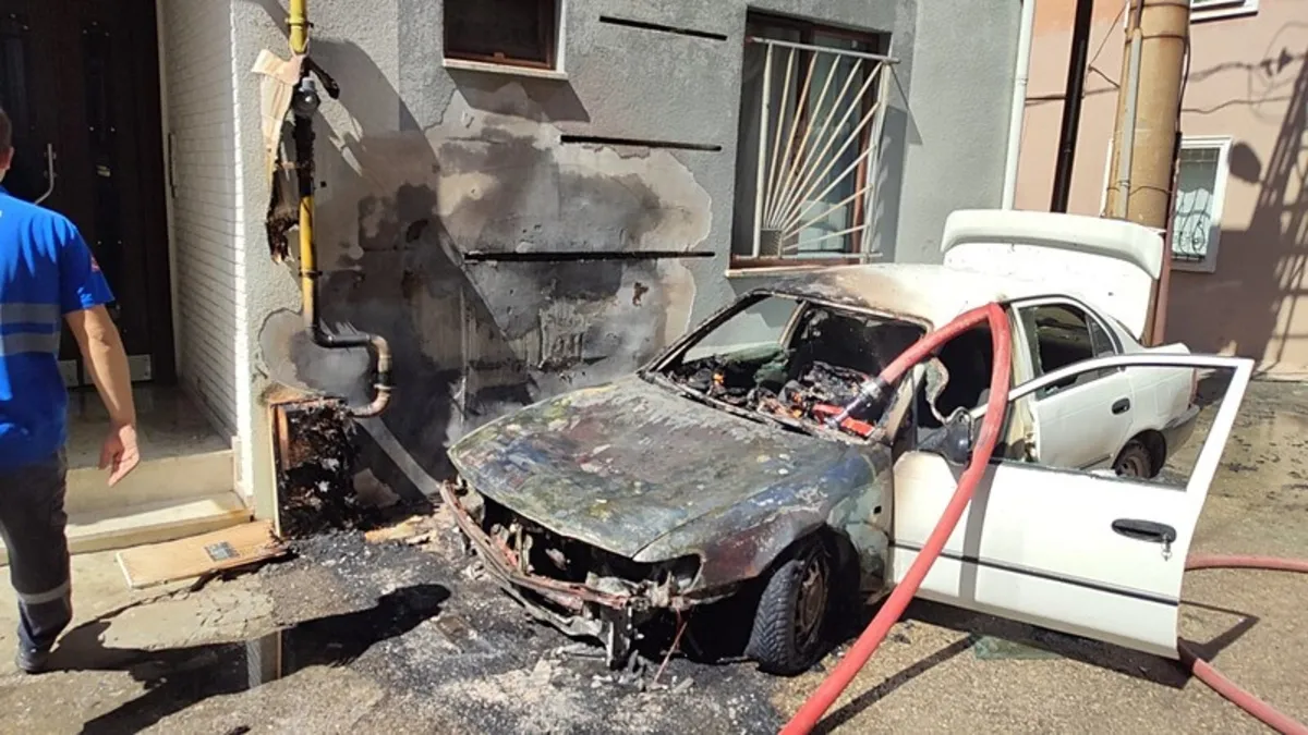 Edirne'de park halindeki araç yandı