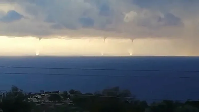 Fethiye'deki 'hortum' kamerada! Şimşekler görsel şölen oluşturdu - 2