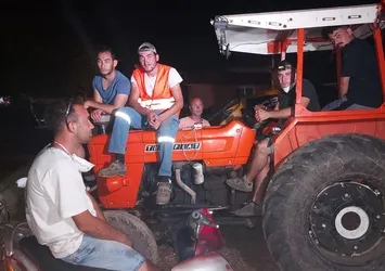 Marmaris’te traktör üstünde yangın nöbeti