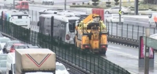 İstanbullununu bitmeyen ulaşım çilesi: Esenyurt’ta metrobüsler çarpıştı! Sultangazi’de vatandaşlar İETT’yi iterek kurtardı