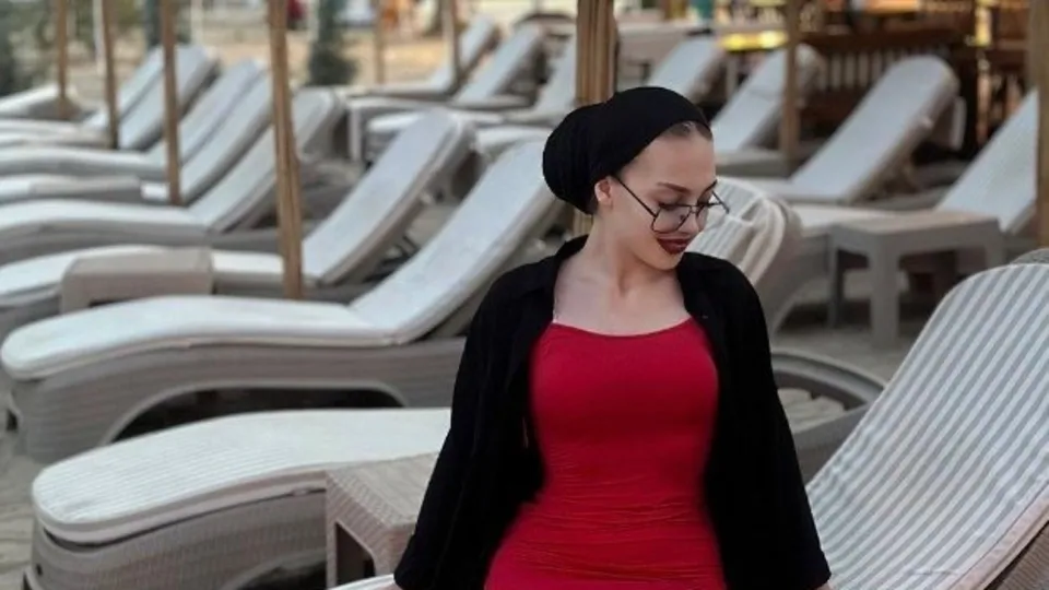 Sosyal medyada İslami değerleri çürütme operasyonu! Başörtüsüyle uygunsuz görüntüler çeken Esra Rabia Ünal'ın fuhuştan yakalandığı ortaya çıktı