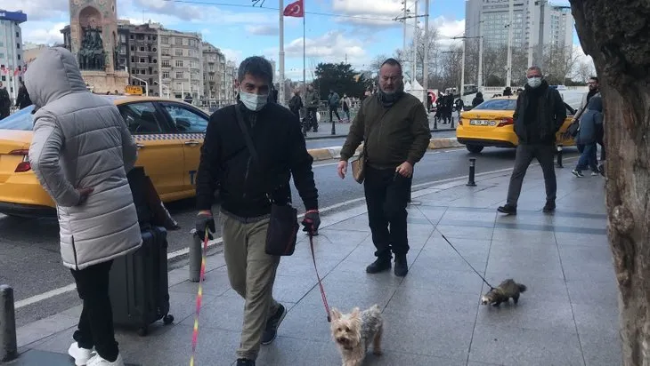 Taksim Meydanı’nda görenleri şaşırtan olay! Arkadaşı köpek gezdirirken o bakın ne ile dolaştı