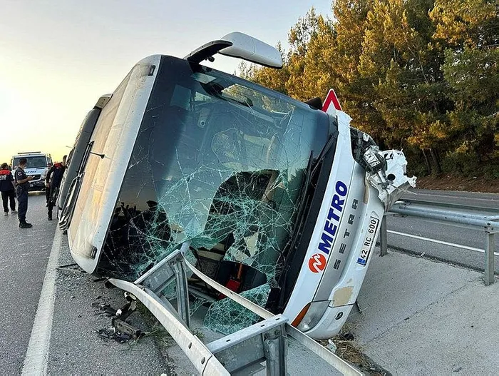 1719807105893.jpeg Uşak'ta kontrolden çıkan yolcu otobüsü refüje çarptı yan yattı: 11 yaralı - 2