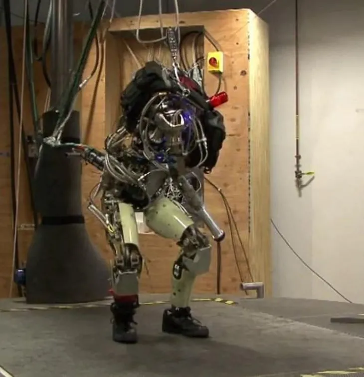 Şınav çeken asker robot