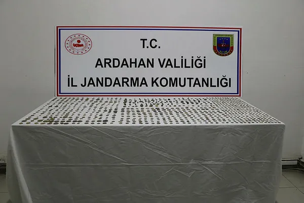 Ardahan'da operasyon! Osmanlı ve Bizans dönemine ait sikkeleri ilaç kutusunda kaçırırken yakalandılar - 3