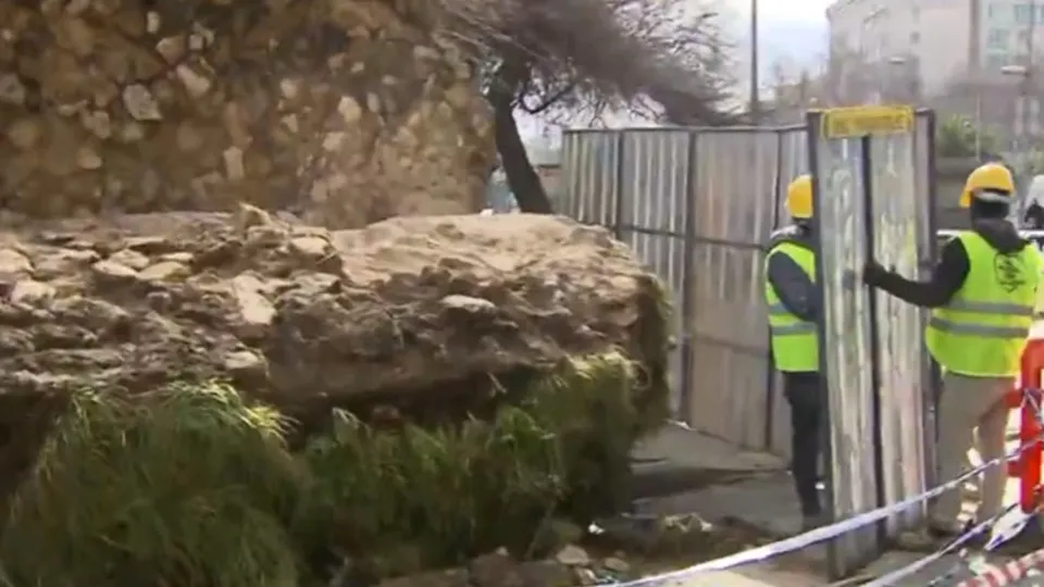 İstanbul’da tarihi sur yola devrildi