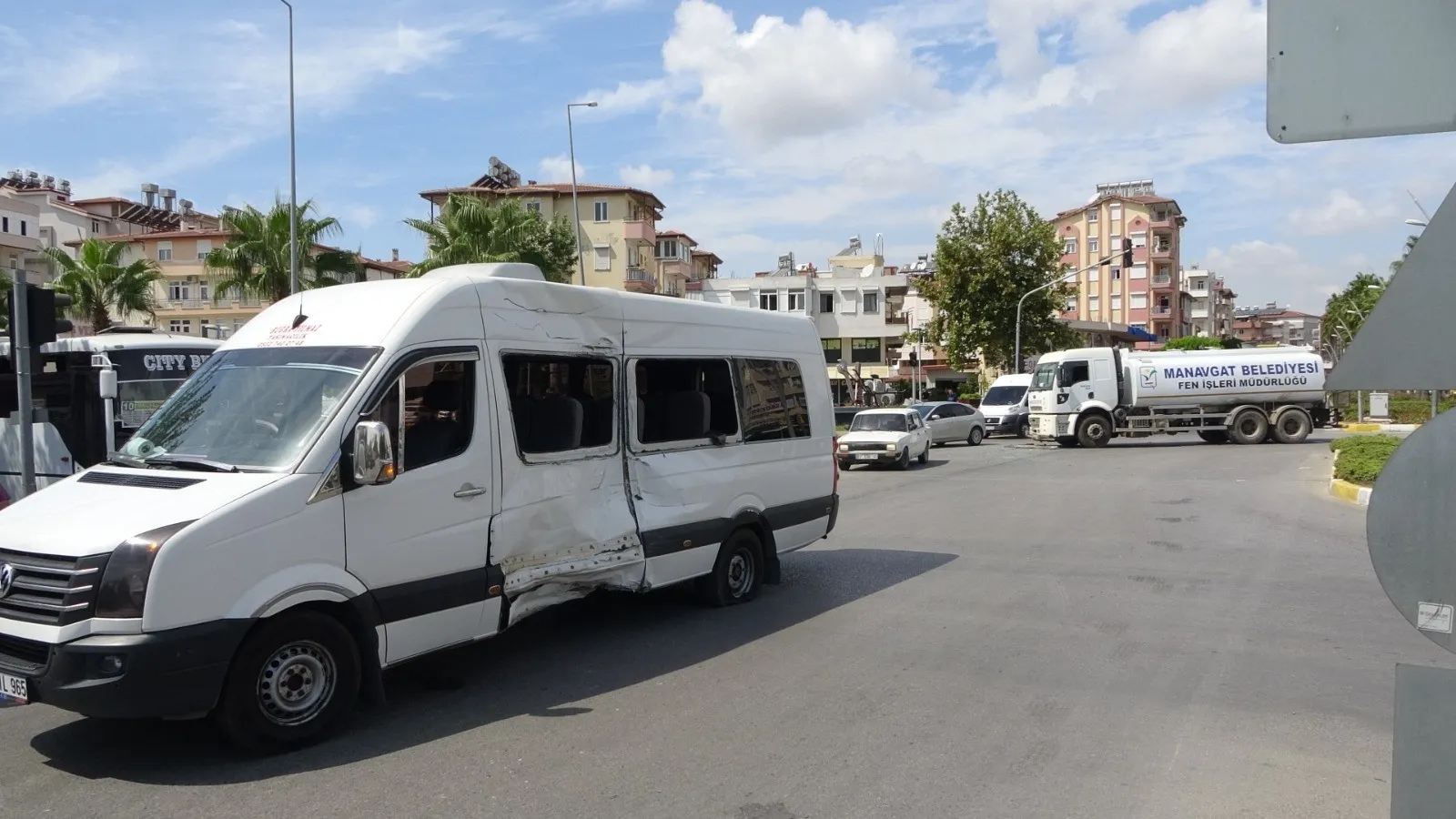 Yangın söndürmeye giden su tankeri otel servisine çarptı: Yaralılar var