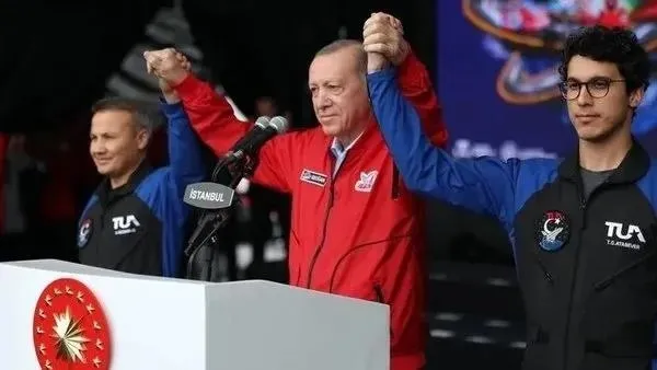 emine-erdogandan-alper-gezeravciya-basarilar-mesaji-1705503217235.jpeg Emine Erdoğan'dan Alper Gezeravcı’ya başarılar mesajı: Gönülden tebrik ediyorum - 1