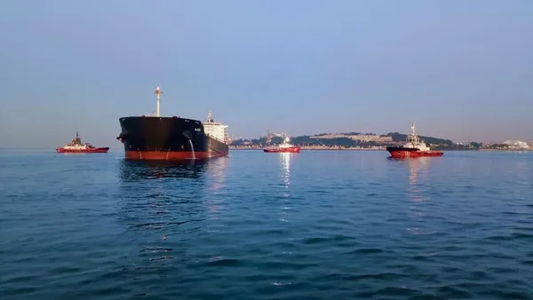 istanbulda-kuru-yuk-gemisi-karaya-oturdu-bogaz-trafigi-cift-yonlu-askiya-alindi-1715052995615.jpeg İstanbul Boğazı'nda karaya oturan yük gemisi kurtarıldı - 1
