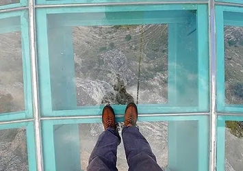 Çin'de dünyanın en uzun cam köprüsü yapıldı
