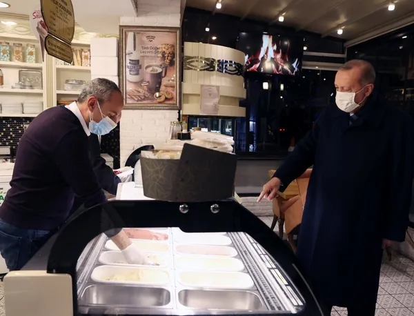 Başkan Erdoğan’dan sürpriz ziyaret! Çengelköy’de dondurmacıya uğradı