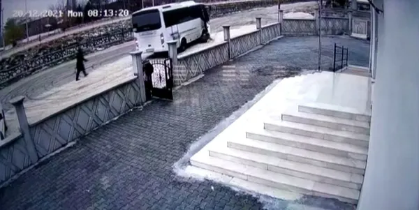 burdurda-okul-servisi-cocugun-uzerinden-gecti-o-anlar-saniye-saniye-kamerada-1640520997463.jpg Burdur’da okul servisi çocuğun üzerinden geçti! O anlar saniye saniye kamerada - 1