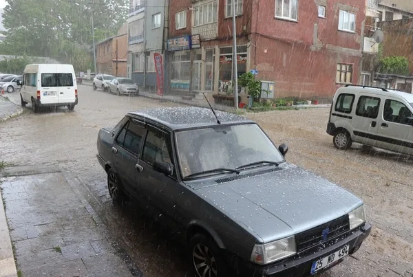 erzurumda-dolu-yagisi-merkez-beyaza-boyandi-1653311066122.jpg Erzurum’da dolu yağışı! Merkez beyaza boyandı - 3