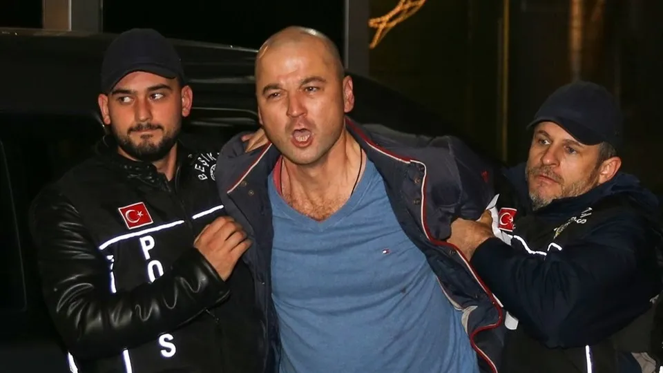 Papağana işkence görüntüleriyle infial yaratan MasterChef Murat Özdemir'e ünlülerlerden tepki yağdı