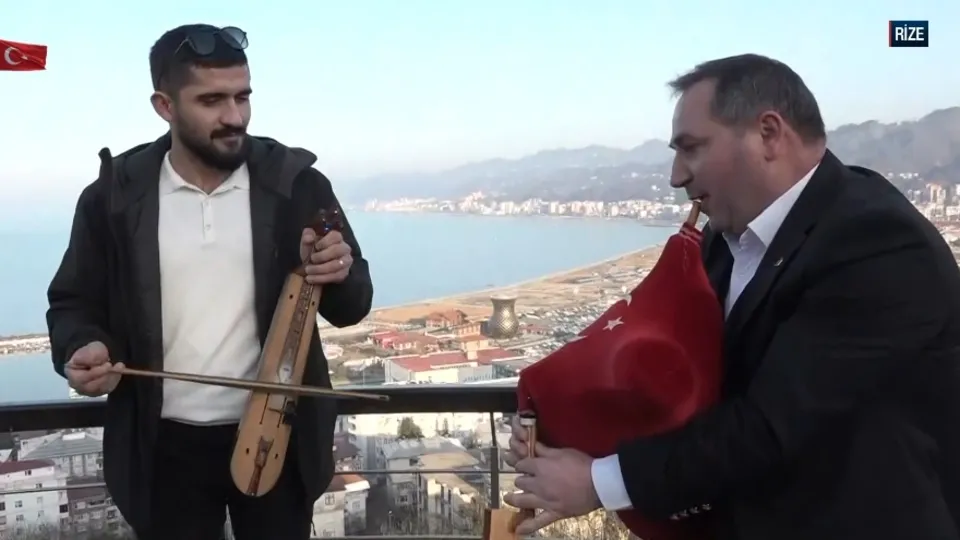 Rize Kalesi’nde kemençe ve tulum atışması!