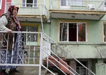 Kiracılardan boşalttığı evini görünce gözyaşlarına boğuldu! Çöp eve çevirdiler
