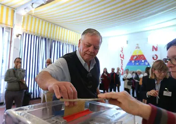 Fransa'da Macron ve Le Pen ipi göğüsledi