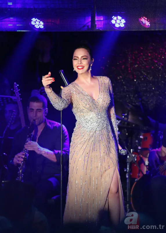 Ebru Gündeş evlilik sorularına ilk kez cevap verdi! Düğüne sayılı günler kaldı derken Demet Akalın sahnede sordu, Gündeş’ten bomba yanıt: "Evlilik var mı?" 17