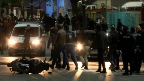 ilce-secim-kurulu-onunde-yere-dustu-polisin-dur-ihtarina-uymayan-motosikletli-surucu-kacamadi-1684093031685.jpg İlçe Seçim Kurulu önünde yere düştü! Polis dur ihtarına uymayınca havaya ateş açtı - 2