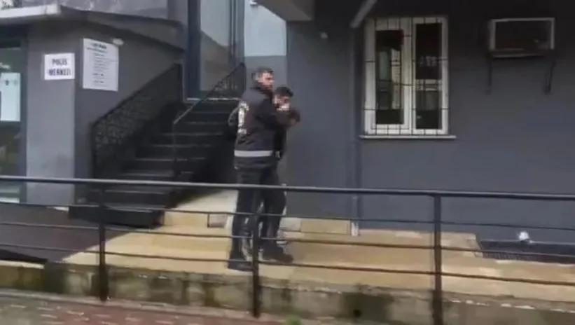 Sokak ortasında dehşet! 2 saniyede boynundan bıçakladı