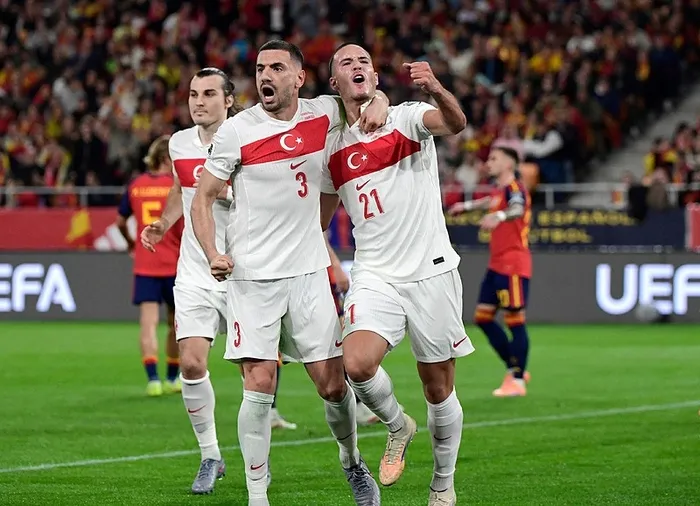 eksiklerle-dolu-gecede-tarihi-basari-a-milli-takimimiz-play-offta-1763504023905.jpeg Deniz Gül, attığı golün ardından kaptan Merih Demiral ile gol sevinci yaşadı (AFP)