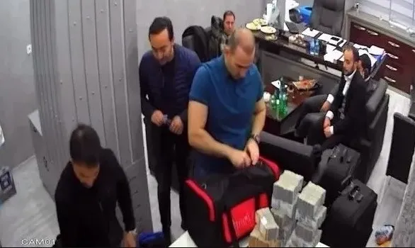 chpdeki-kayit-disi-para-trafiginde-bir-kisi-daha-ifade-verdi-1710754031045.jpg CHP'deki kayıt dışı para trafiğinde ortalık yangın yeri! Kaftancıoğlu da İmamoğlu'nu hedef gösterdi! Savcılıkta skandal ifade: Paraları neden saydığımı hatırlamıyorum - 1