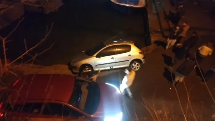 Sarıyer'de otomobilin mendirekte asılı kalması kamerada - 1