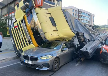İzmir'de akıllara durgunluk veren olay! Polisten kaçan TIR dehşet saçtı