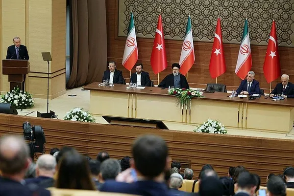 baskan-erdogan-turkiye-iran-is-forumunda-konustu-yeni-sinir-kapilari-gundemimizde-1706124925042.jpeg Başkan Erdoğan Türkiye-İran İş Forumu'nda konuştu: Yeni sınır kapıları gündemimizde - 5