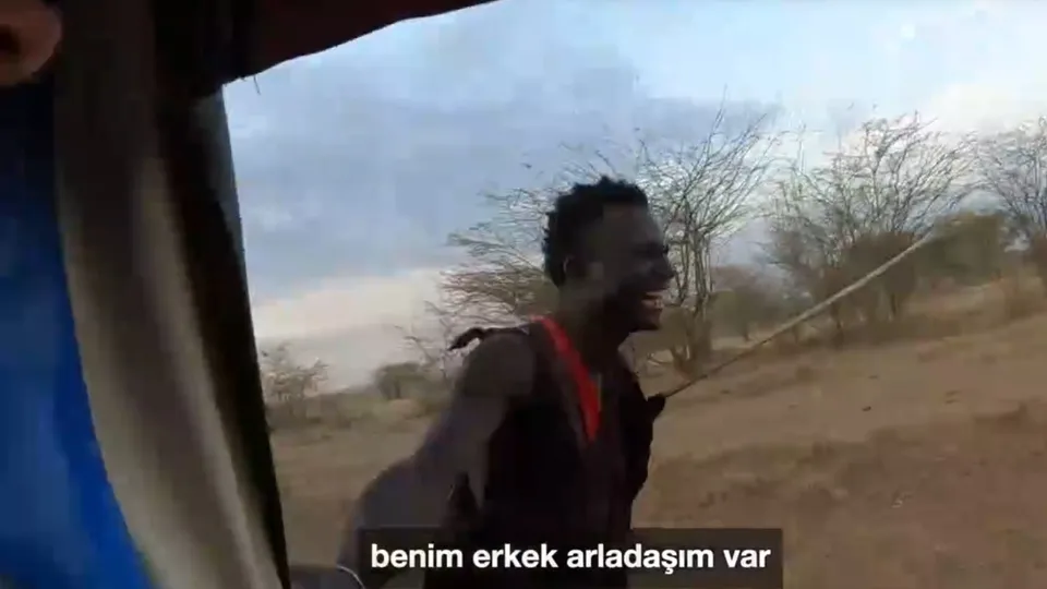 YouTuber Nurgül Türk'e Afrika’da kabileden taciz! "Kaç kız kaç!"